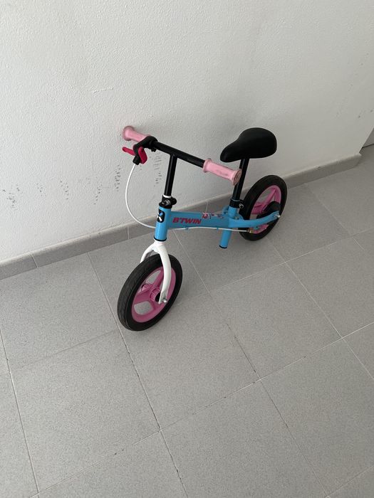 Bicicleta de aprendizagem de crianca