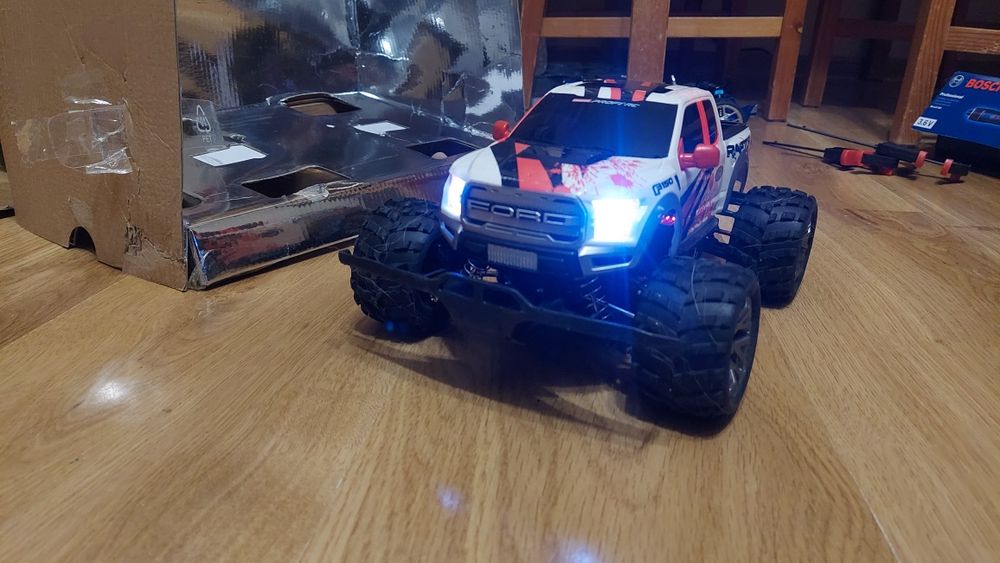 Model rc Carrera Profil Ford, prędkość max 50 km/h.