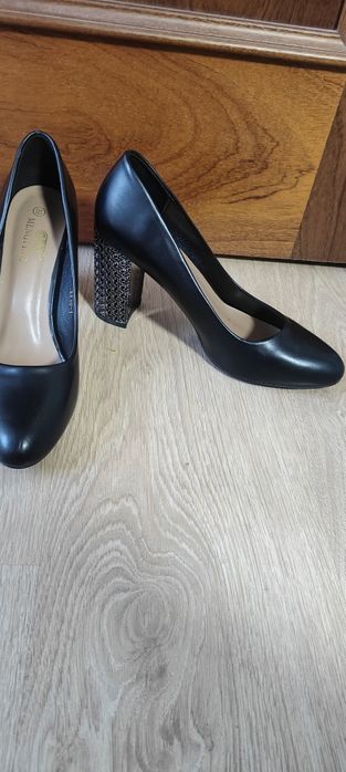 Чорні туфлі з каблуком