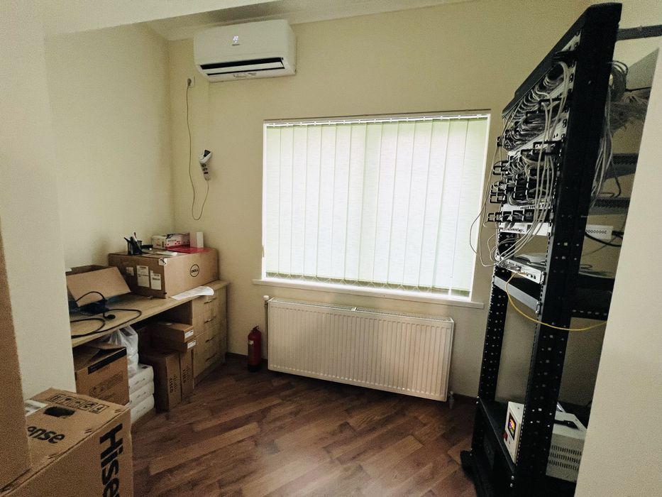 Продаж! Діючий офісний будинок 863м2 з ремонтом + земля 11.6 сот