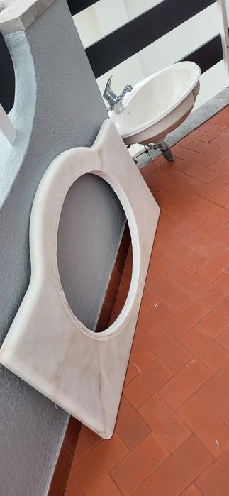 Lavatório e pedra de casa de banho