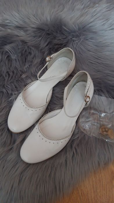 Buty na obcasie białe Ryłko 37