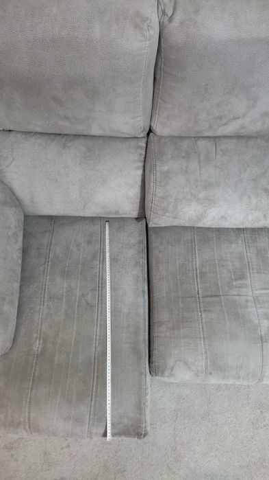 Sofás confortáveis com apoio para as pernas, 3 e 1 lugar.