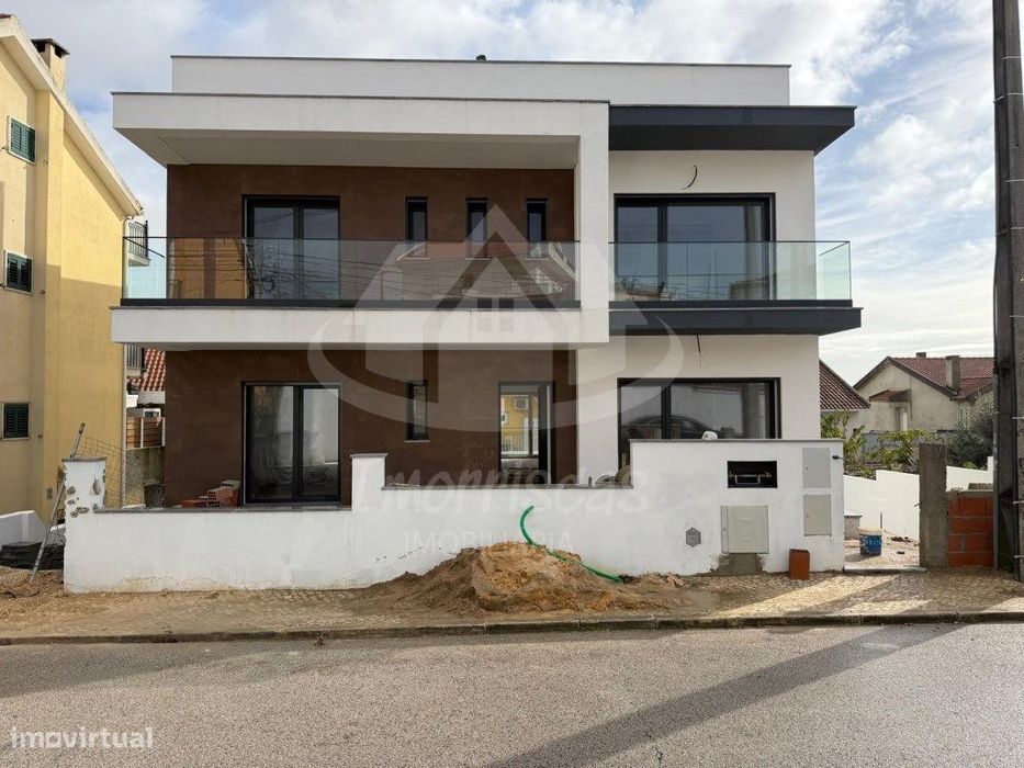 Moradia T4 com vista rio no Bairro das Courelas, Santa Iria de Azóia