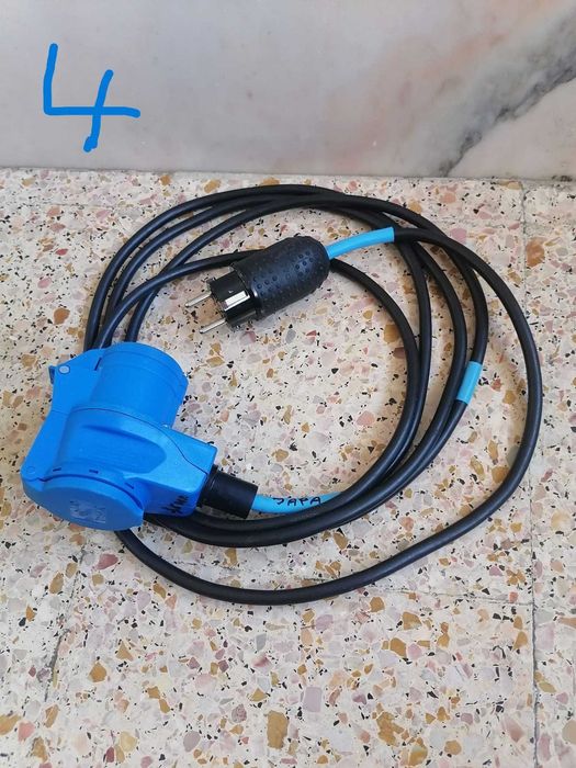Extensões elétricas com diversos comprimentos e tipos de fichas.