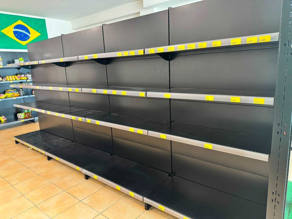 Gôndolas muito bem preservada para o seu comércio