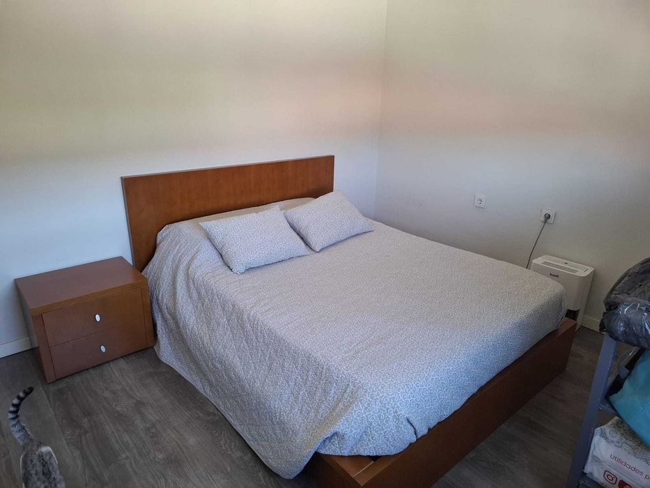 Cama casal 1,90m por 1,40 estrado elevatório e 1 mesinha cabeceira