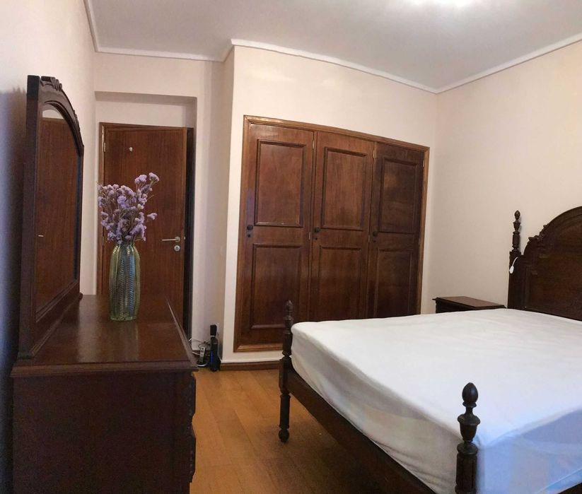 Arrendamento de quarto c/varanda na Rua do Almirante Cândido dos Reis