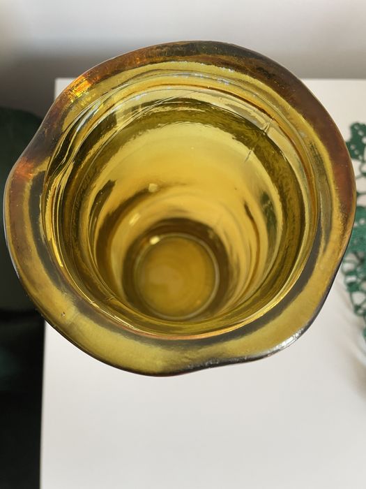 Żółty musztardowy wazon szklany