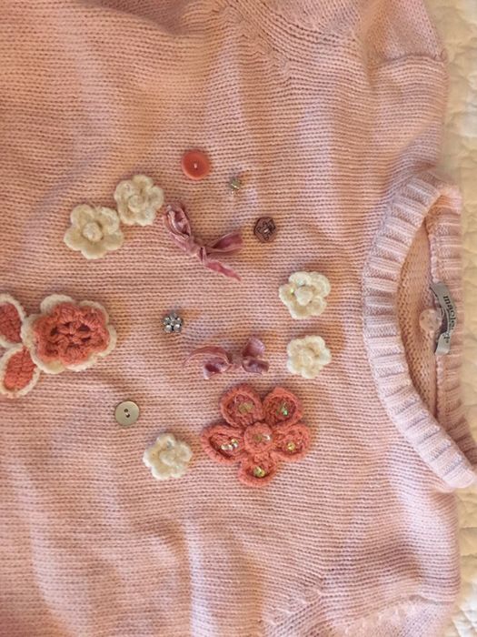 Conjunto calças e camisola de lã com aplicações em renda