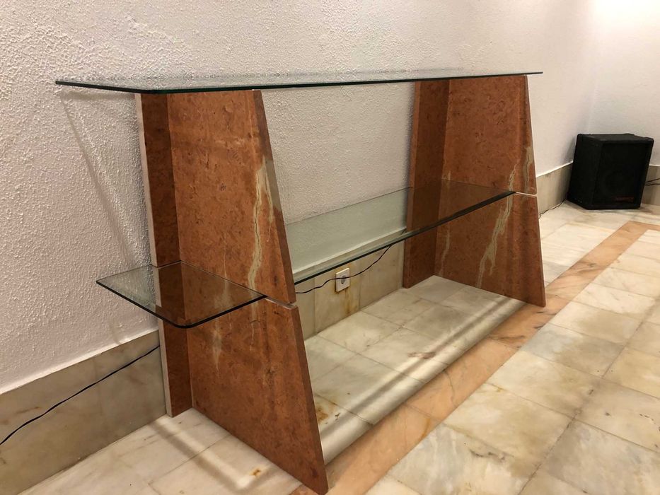 Estante em mármore cor de tijolo ou castanho com prateleiras em vidro