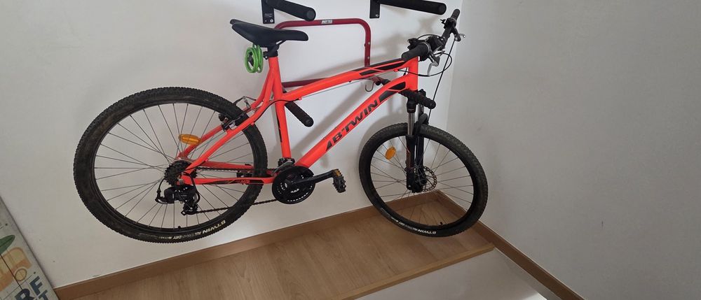 Bicicleta Rockrider 340 oferta suporte de parede.