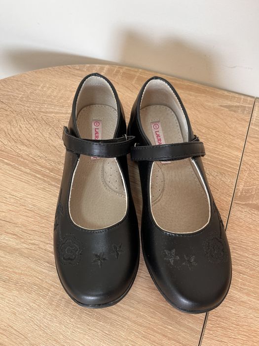 Шкіряні туфлі Laura Ashley