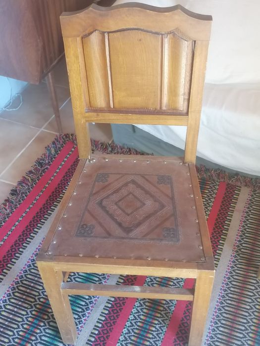 Mesa e cadeiras antigas