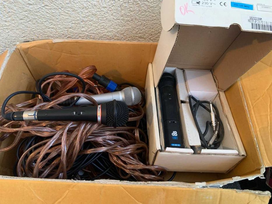 Продам колонки, музыкальный пульт, микрофоны в комплекте