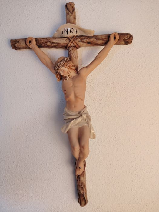 Crucifixo em Porcelana Fina Italiana