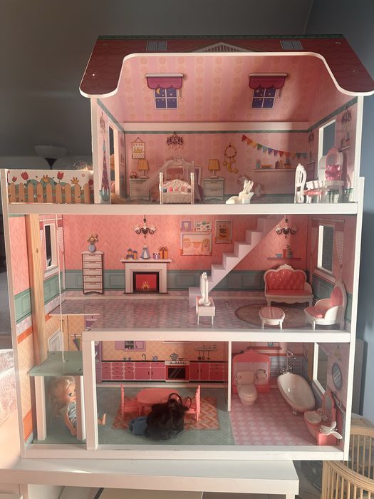 Drewniany domek dla lalek