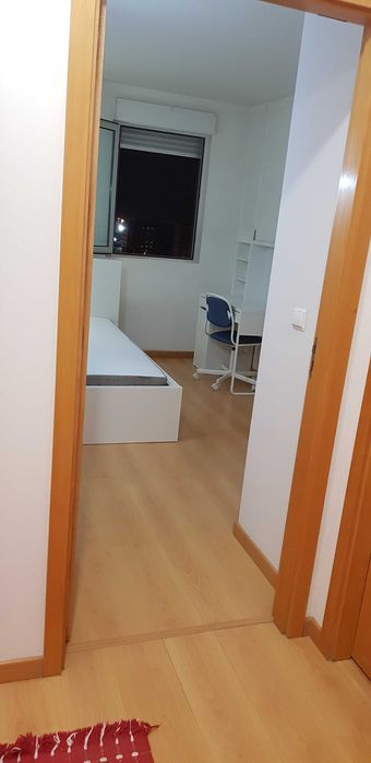 Quarto com roupeiro embutido e excelente luz natural.