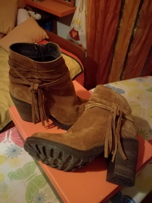 Botas em camurça camel, com fecho de lado