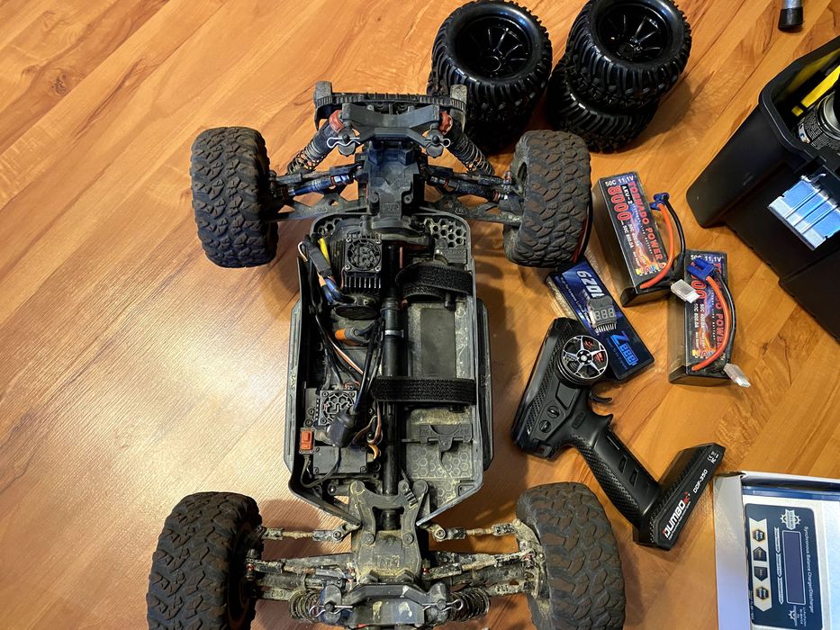 Model RC, Arrma Big Rock 3s, akumulatory, narzędzia, ładowarka