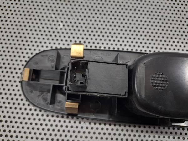 Comando / botão / interruptor vidros trás direito FIAT Punto Evo (199_