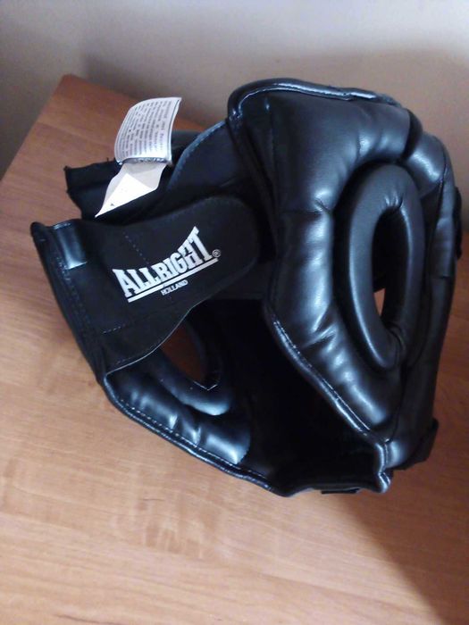 Czarny kask z maską