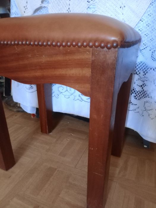 Banqueta em madeira maciça e assento estofado