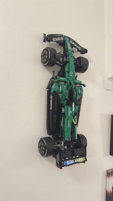 Suporte de Parede para LEGO® Speed Champions – Aston Martin AMR25 #42240