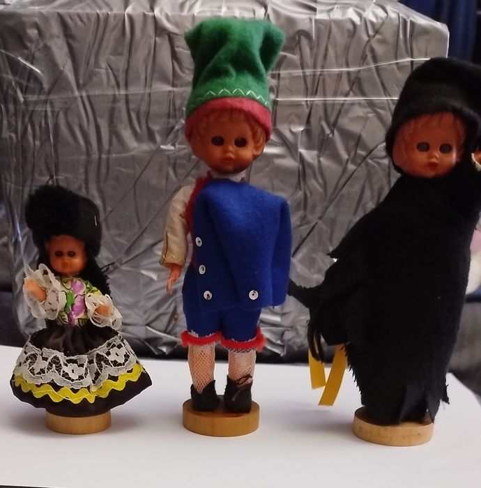 Três bonecos antigos