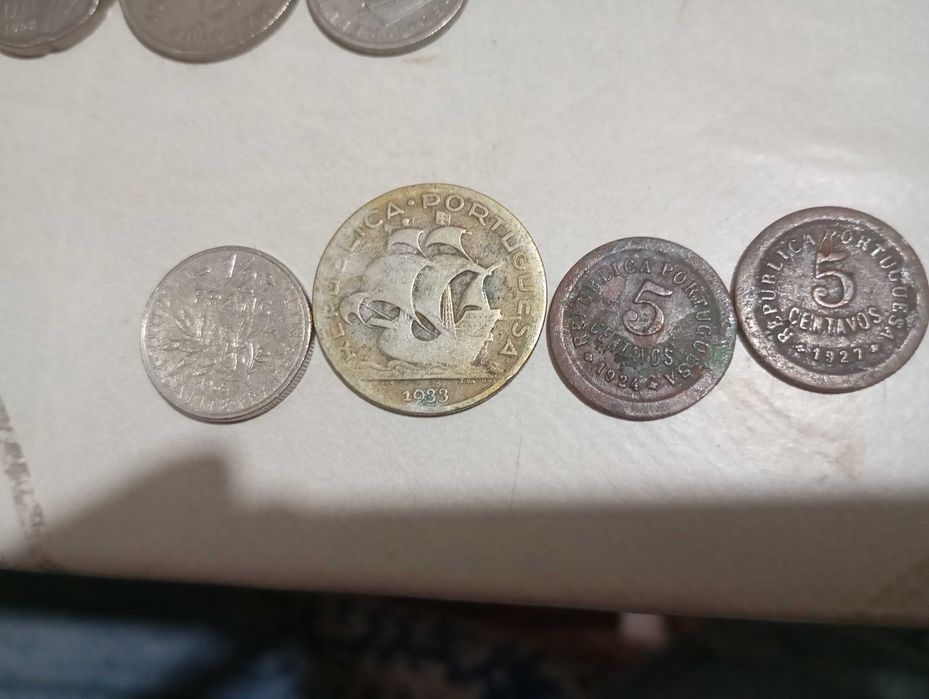 Lote de 130 moedas antigas internacionais para coleção e revenda