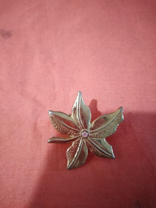 Vendo fores alfinetes para mulher bom estado