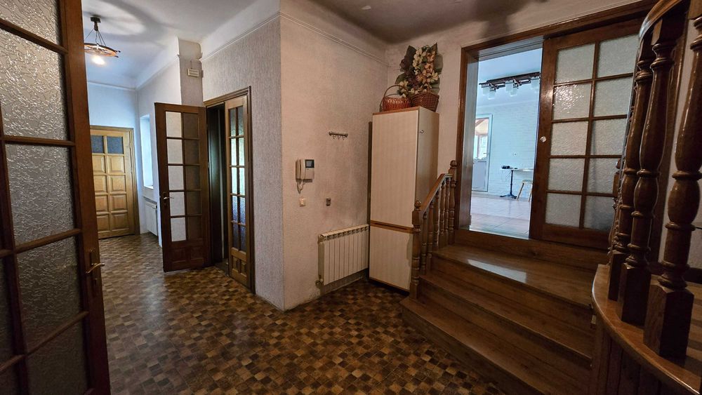 Продається будинок в центрі міста.