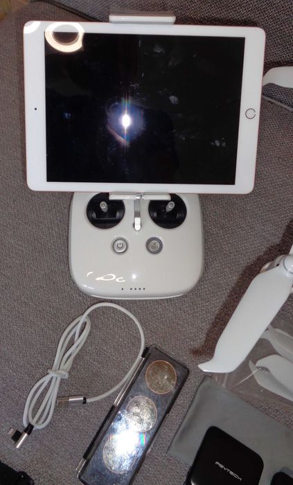 Dron DJI Phantom 4 Pro V2 + akcesoria + 3 baterie + tablet IPAD A1893