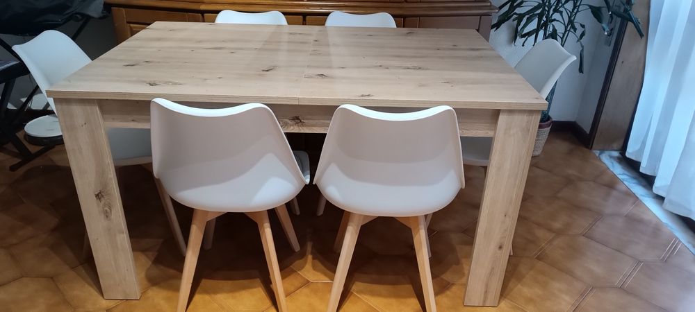 Mesa extensível e seis cadeiras