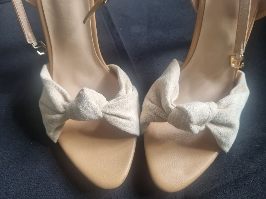 Buty  beżowe na obcasie