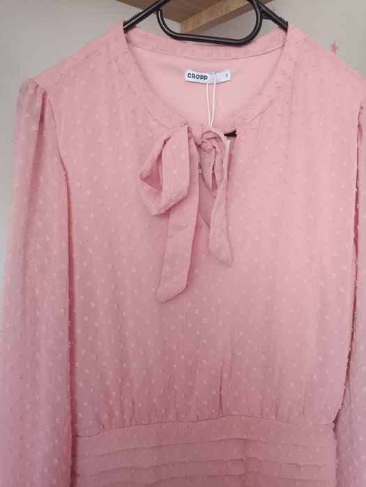 Cropp rozmiar 36 S pudrowa sukienka mini z wiązaniem plumetti