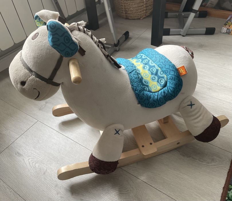 B toys konik na biegunach koń pluszowy bujak dla dziecka