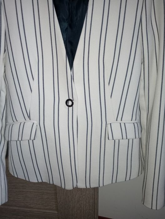 Marynarki biała w prążki i biała