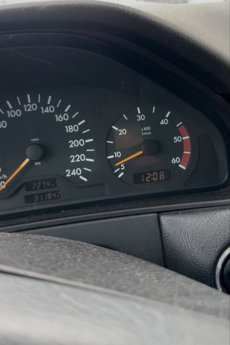 Mercedes-bens e220 1998рік автомат 7 місьць avangarde 311 тис. Км. Пробіг ориг.
