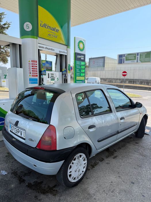 Renault Clio 1.2 2000 para peças ou reparar