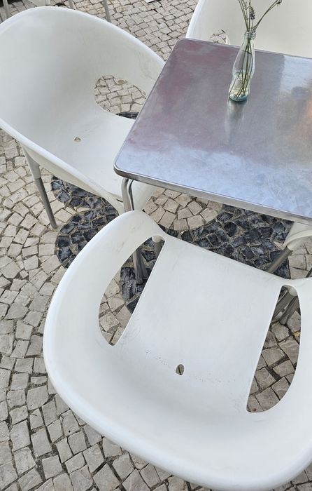 Cadeiras brancas esplanada