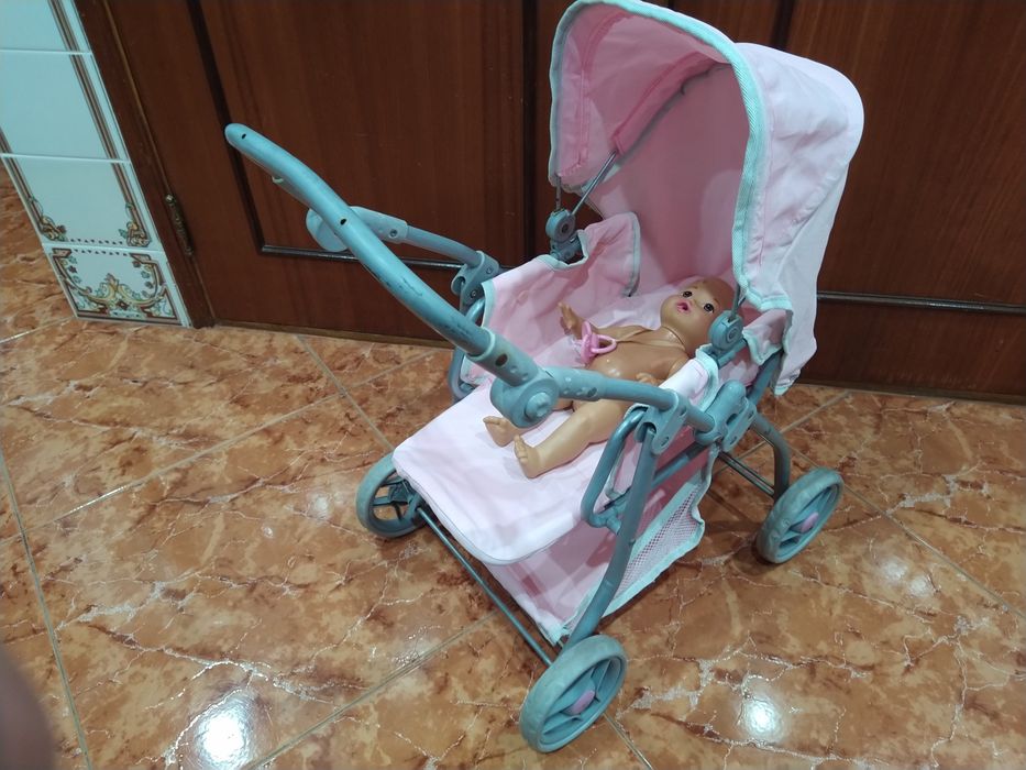 Carrinho de bonecas bebé brinquedo criança carro casa quarto apartamento vivenda escritório gabinete cozinha.