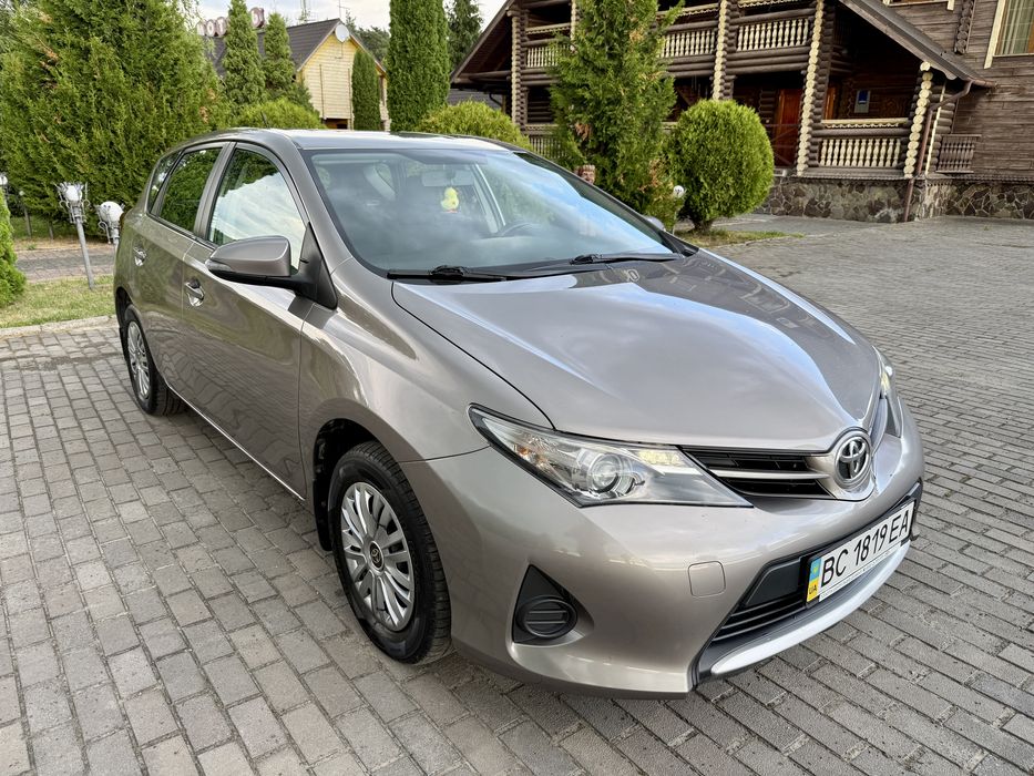 Toyota Auris 2013 хечбек БЕНЗИН 1.3