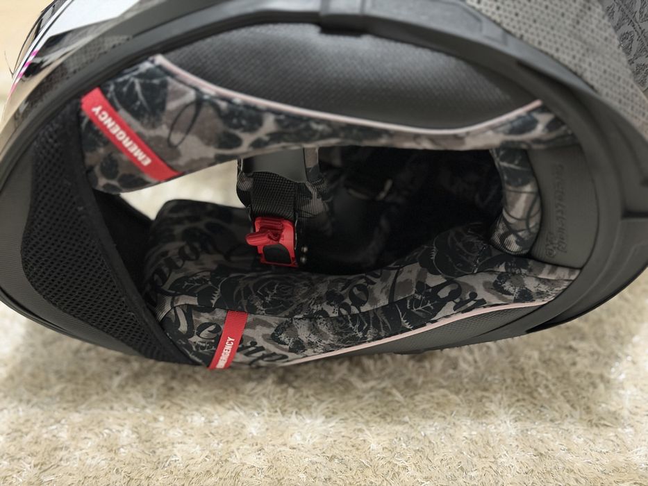 Capacete e luvas
