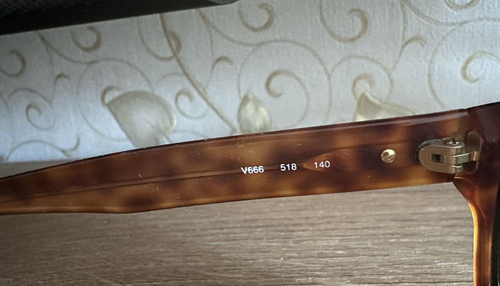 Вінтажні сонцезахисні окуляри Valentino V666 з оригінальним чохлом