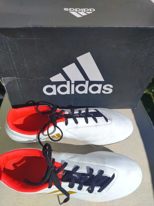 chuteiras em branco sapatilhas Adidas