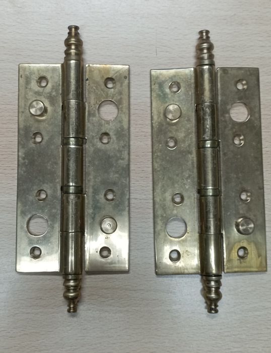 Vendo par de dobradiças douradas grandes