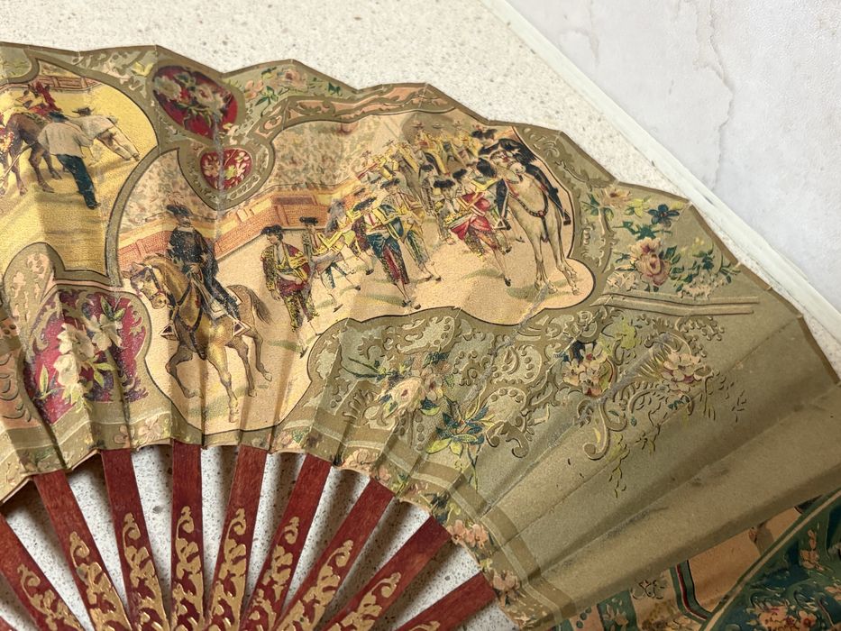 Antigo leque circular espanhol com cenas de touradas Sec XIX / XX