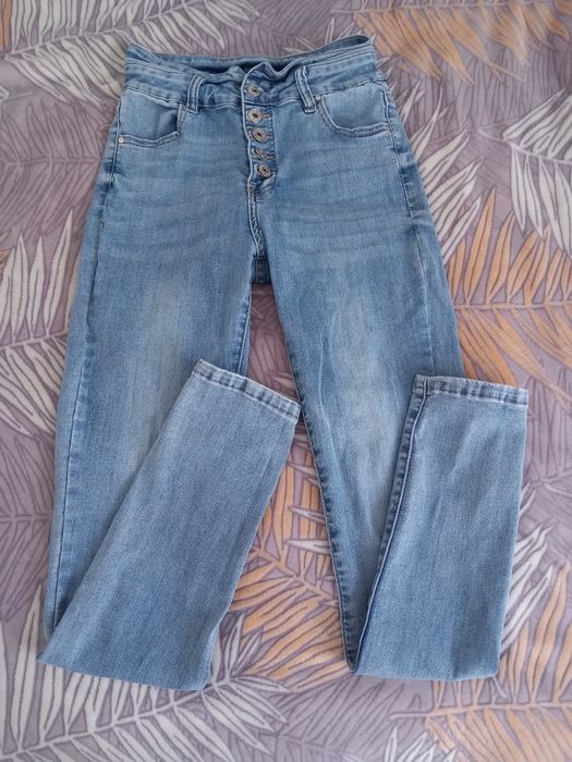 Jeansy z wysokim stanem