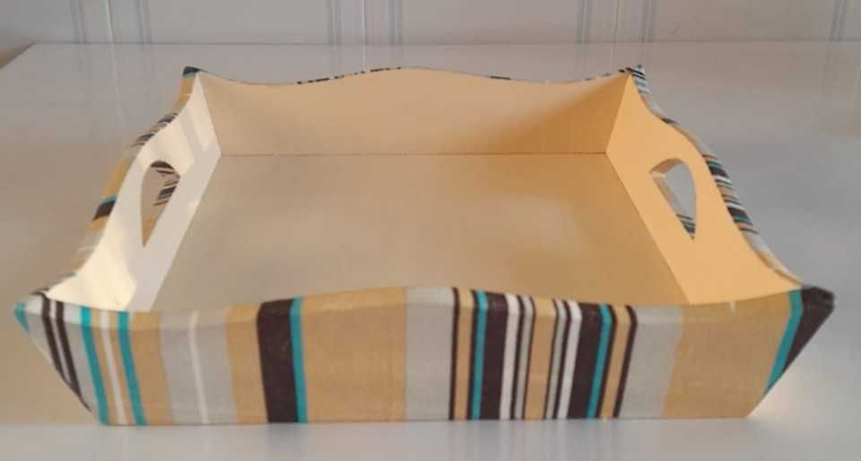 Tabuleiro decorativo em madeira dimensões (25 cm por 25 cm)